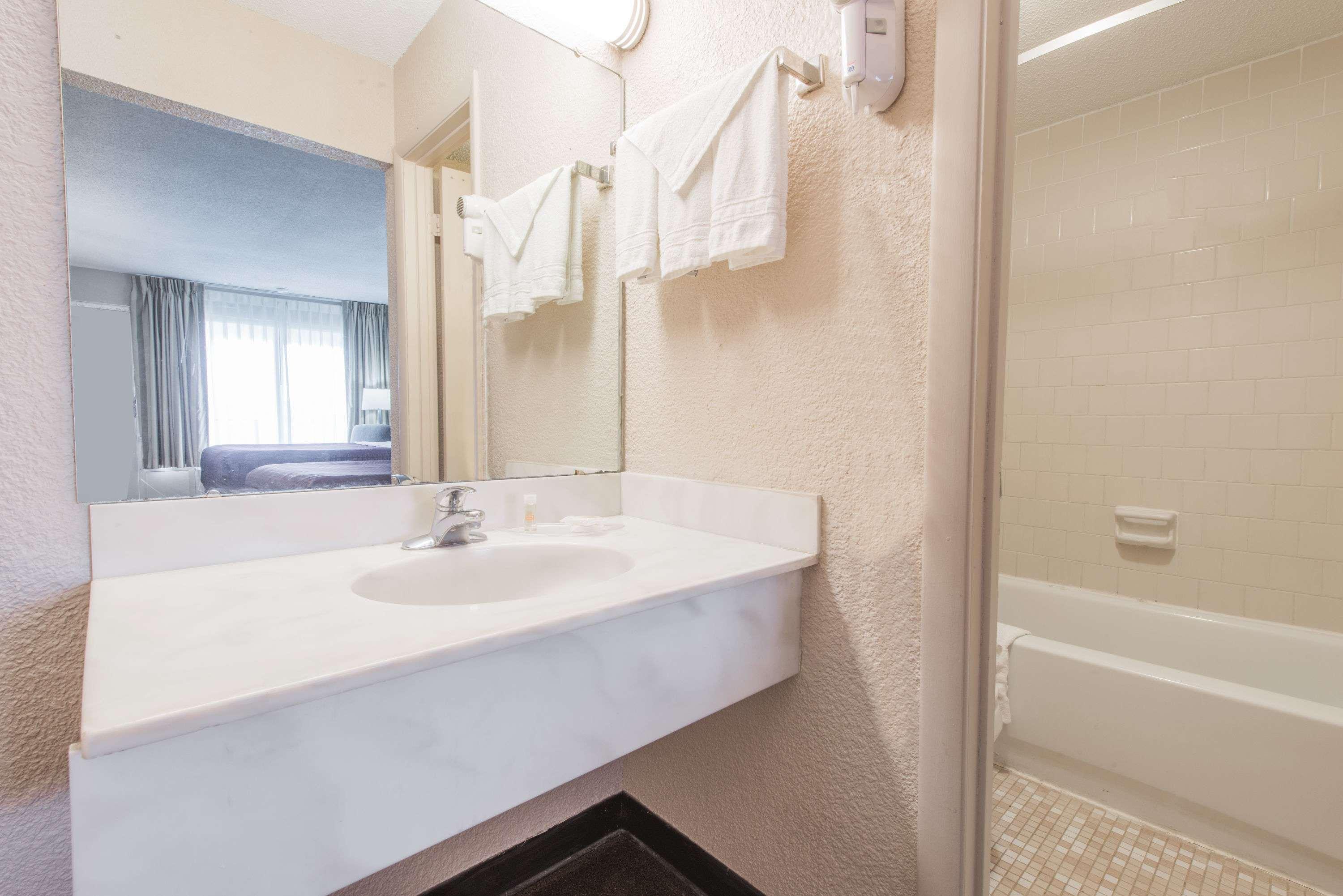 Days Inn By Wyndham Elizabethtown Eksteriør billede